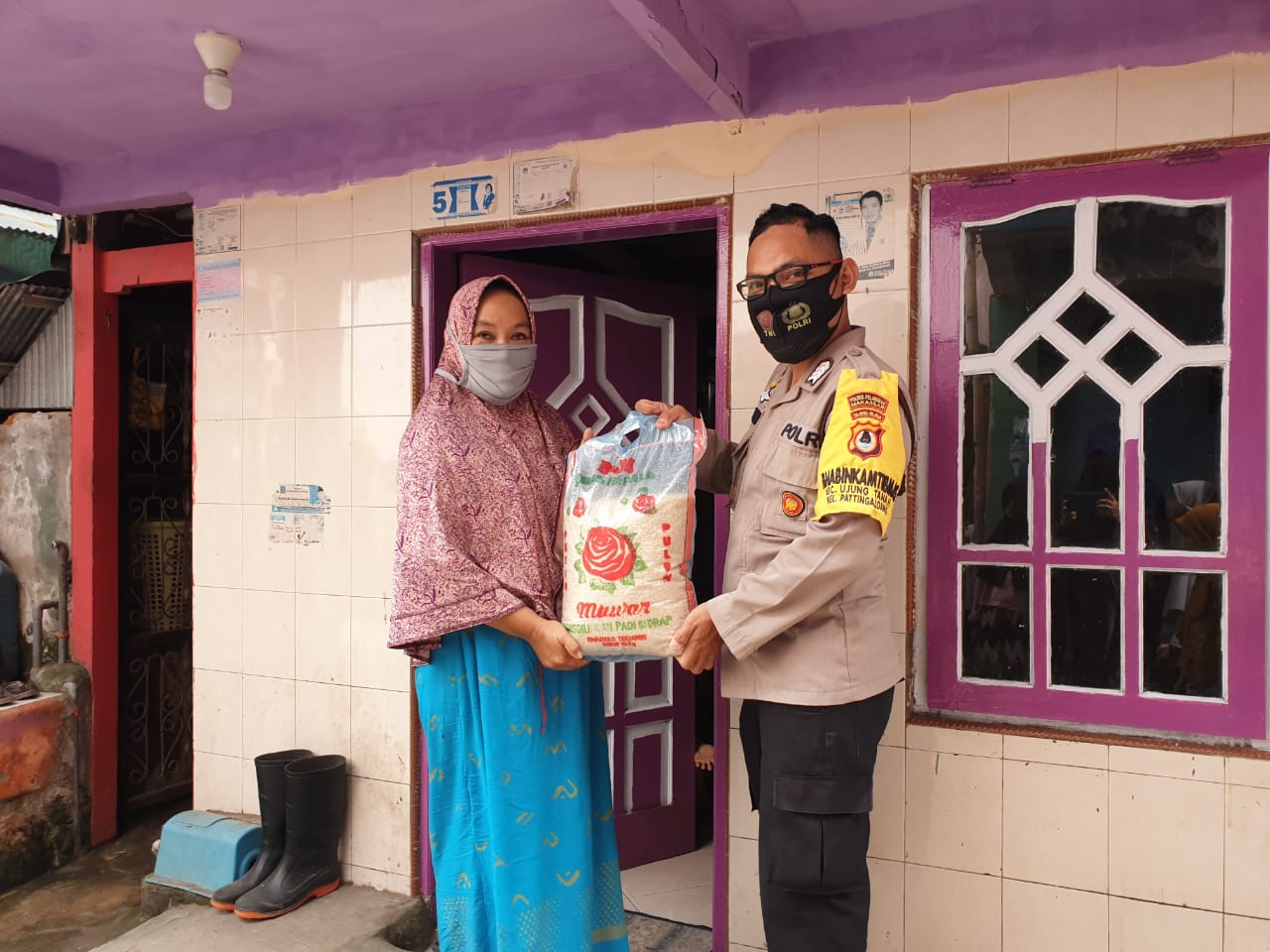 Peduli Sesama, Bhabinkamtibmas Pattingalloang Salurkan Sembako pada Warganya