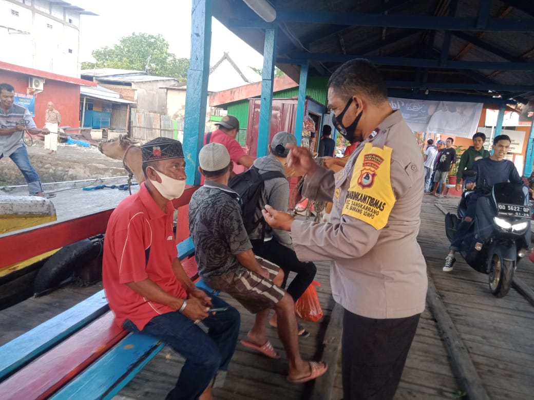 Jaga Silaturahmi dan Imbau Prokes, Bhabinkamtibmas Pulau Barrang Lompo Sambangi Warga