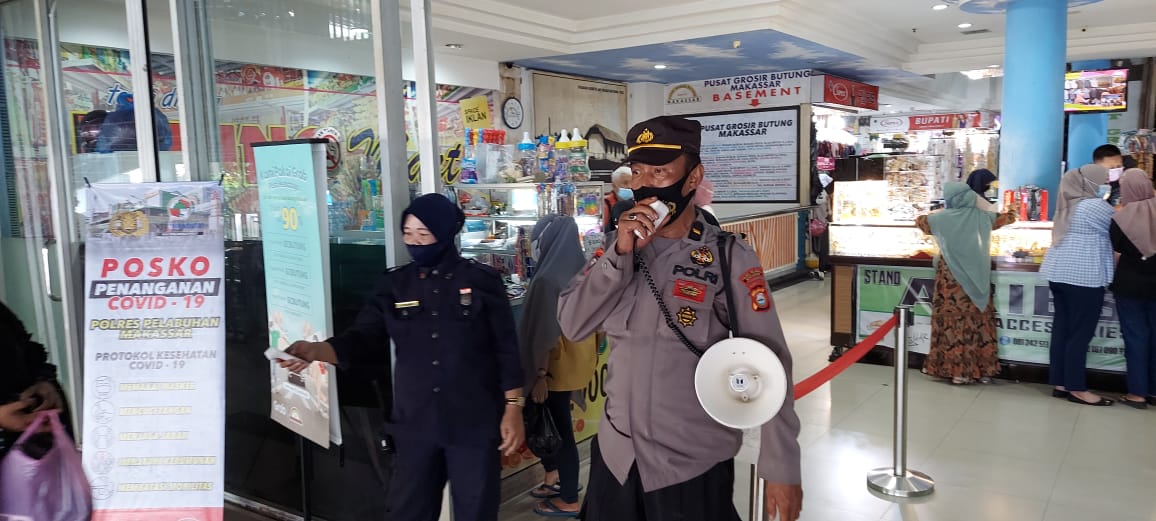 Personel Pospam KRYD Polres Pelabuhan Makassar, ajak masyarakat patuhi Prokes di Pasar Butung