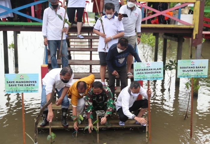 2.000 Bibit Mangrove Ditanam di Lantebung