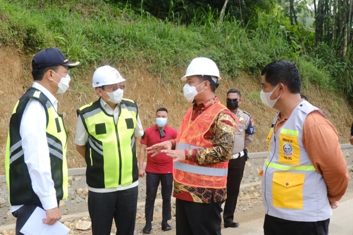Plt Gubernur Tinjau Pembangunan Jalan di Daerah