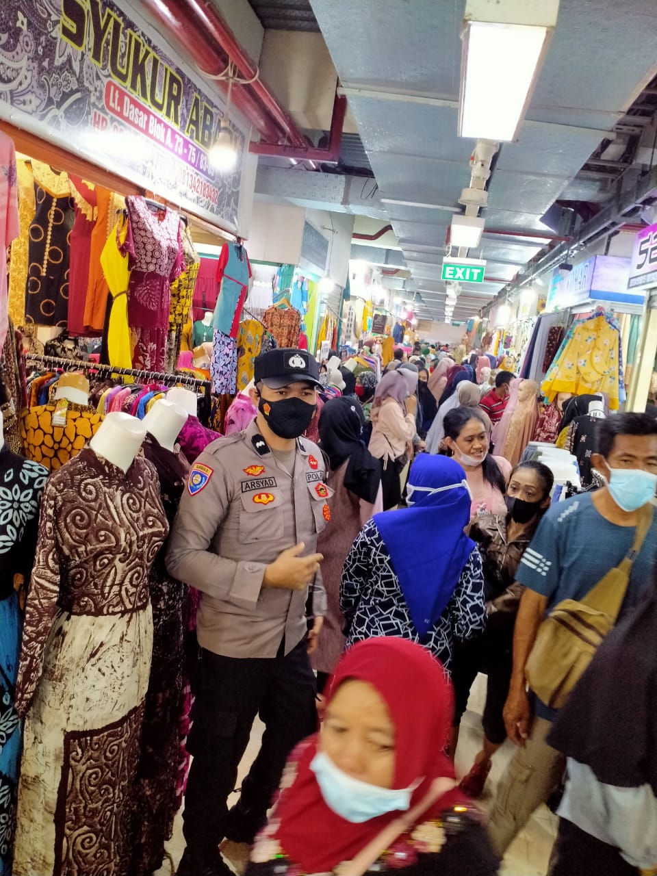 Pantau Pasar Sentral Bhabinkamtibmas Ende Himbau Agar Terapkan Protokol Kesehatan