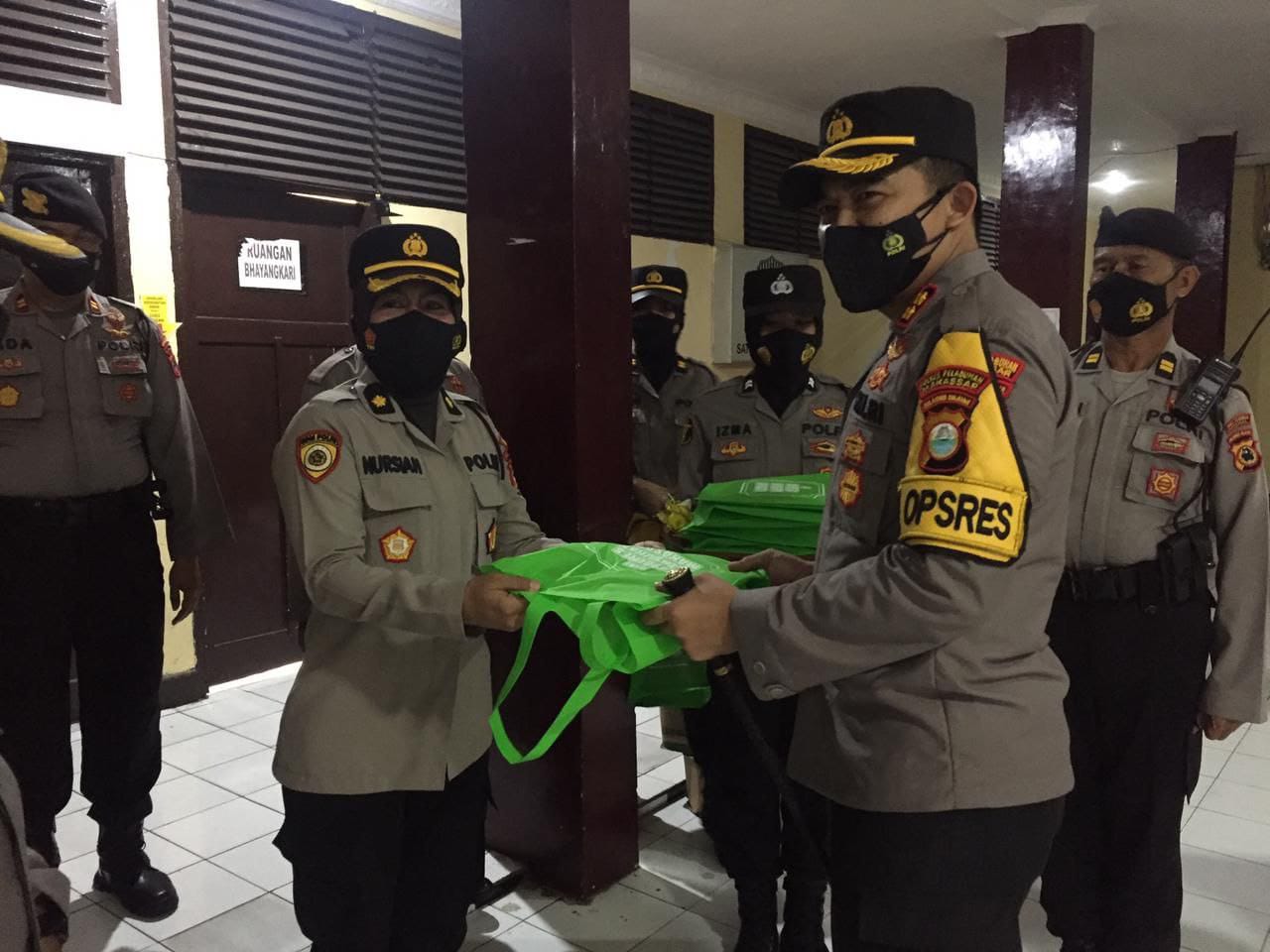 Kapolres AKBP Kadarislam berikan Bingkisan Al Qur’an pada Anggotanya Ultah