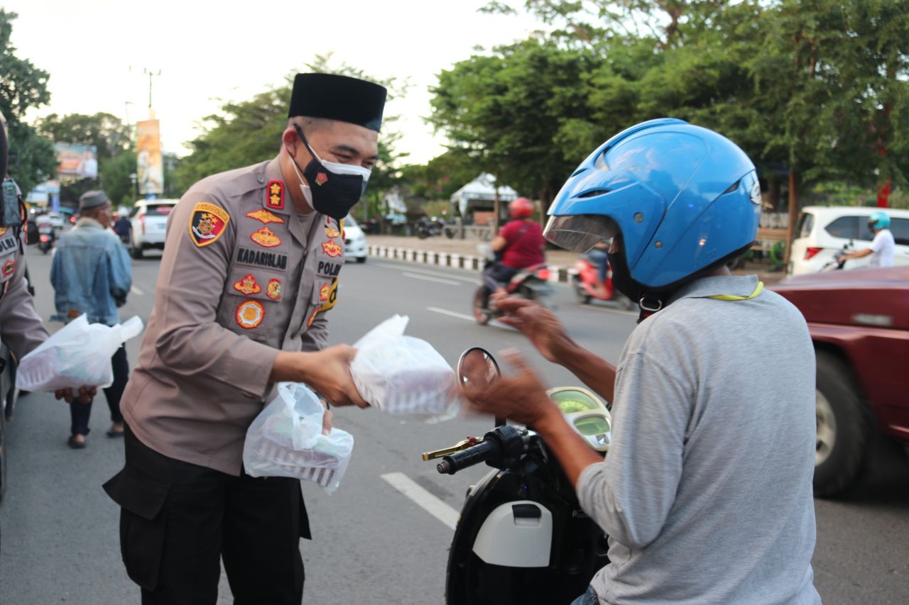 Meraih Berkah, Kapolres AKBP Kadarislam bagikan Takjil dari Awal hingga Akhir Ramadhan
