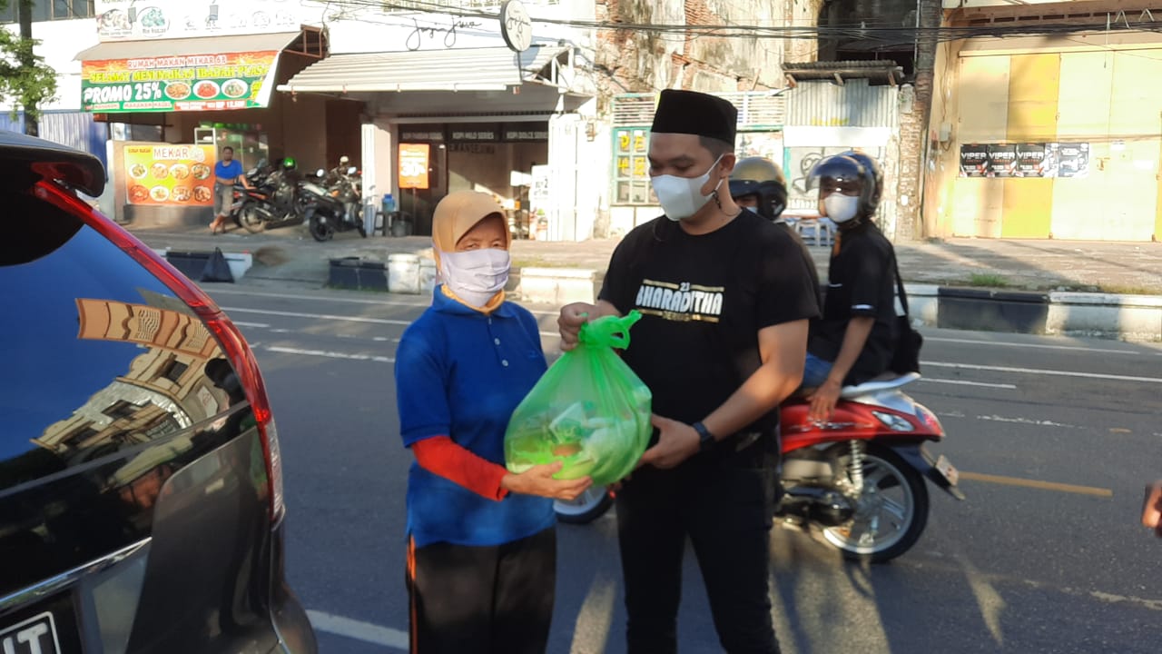 Raih Keberkahan Ramadhan, Bharaduta Dermaga Polres Pelabuhan Makassar bagikan Paket Sembako