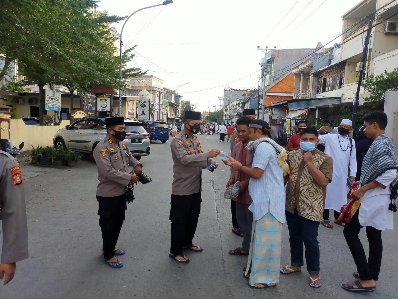 Amankan Shalat Idul Fitri 1442 H, Polres Pelabuhan Makassar bagikan masker dan Imbau Prokes