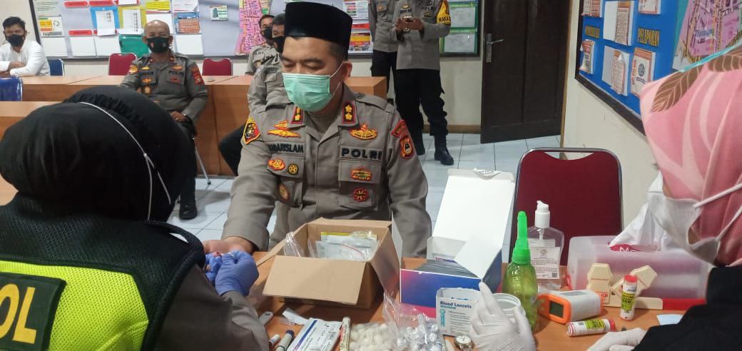 Cek Respon Vaksin Covid- 19, Polres Pelabuhan Makassar lakukan Rapid test Antobody IGG/ IGM