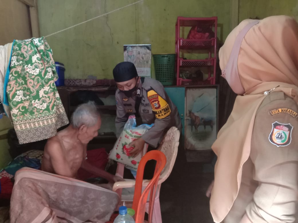 Wujud Kepedulian Polri, Bhabinkamtibmas Mampu Salurkan Beras pada Warganya