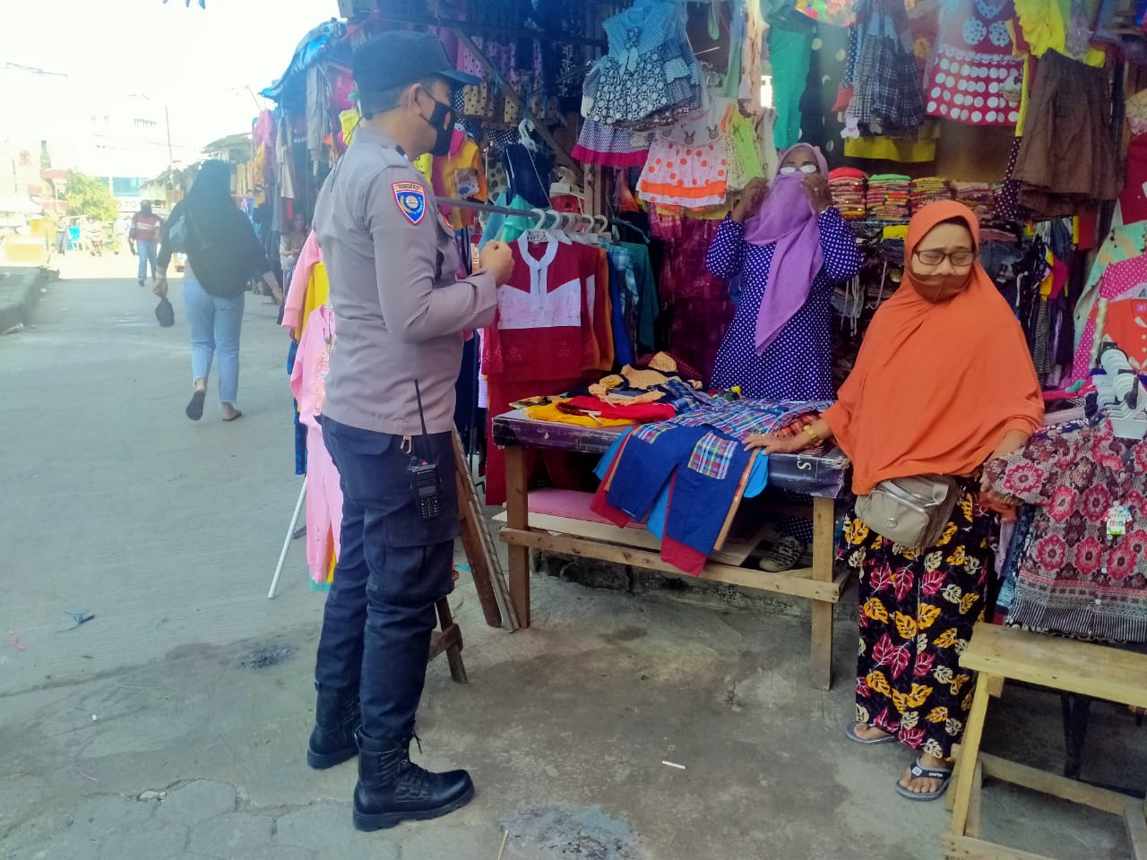Tekan Covid- 19, Bhabinkamtibmas Ende Sosialisasikan Prokes dan Vaksinasi