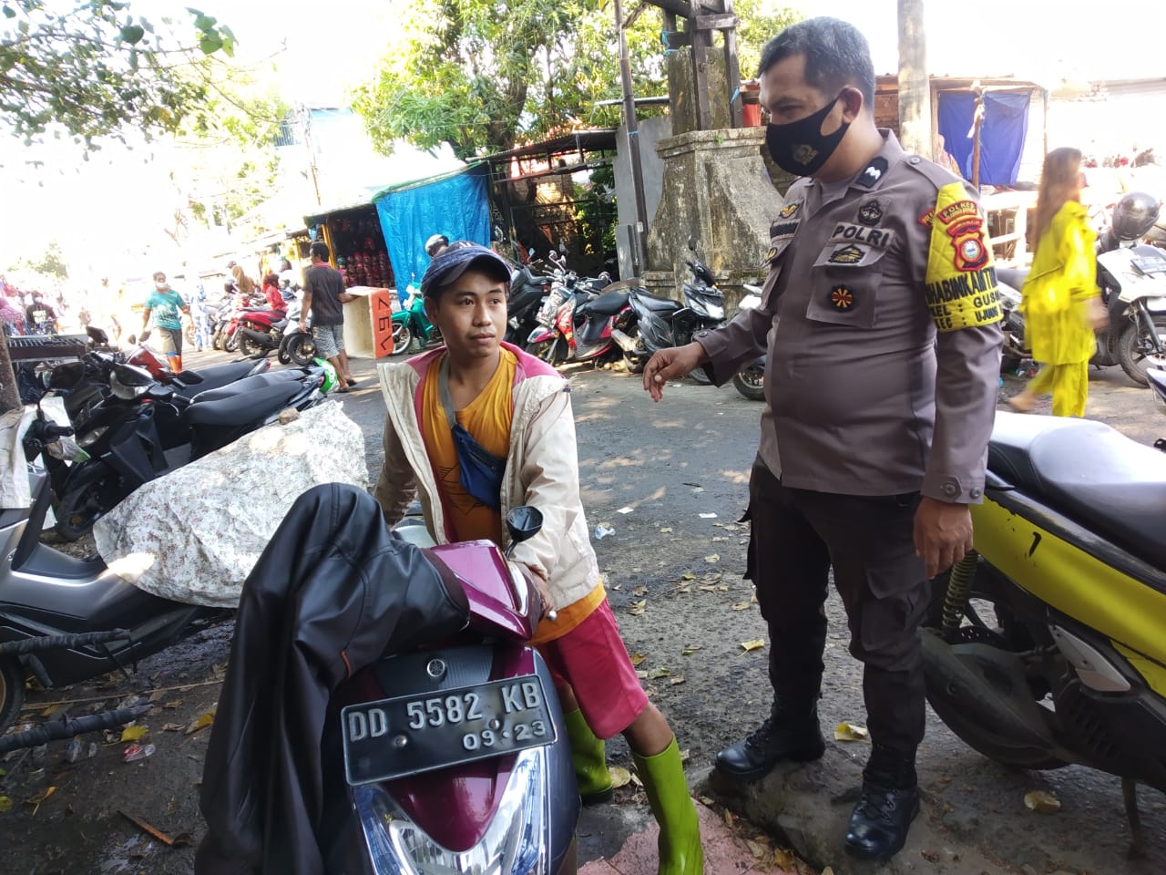 Penegakan Disiplin Prokes, Bhabinkamtibmas Gusung berikan Edukasi TPI Paotere
