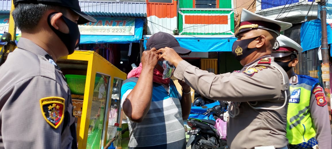 Polres Pelabuhan Makassar Rutin berikan Imbauan dan Bagikan Masker kepada Masyarakat