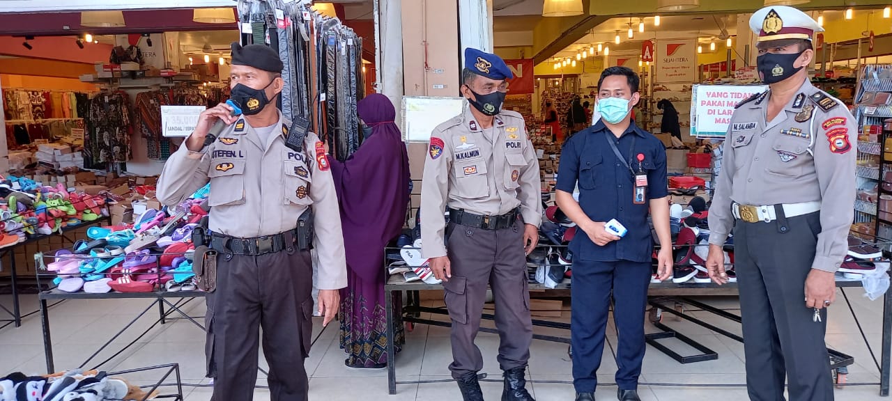 Tim Oncall regu II Polres Pelabuhan Makassar Ingatkan Prokes di Pusat Perbelanjaan