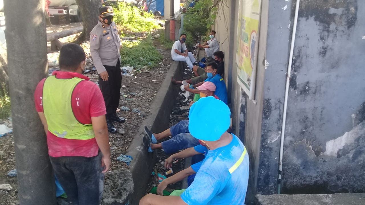 Sambangi Buruh Pabrik terigu, Unit Binmas Ajak Patuhi Protokol Kesehatan
