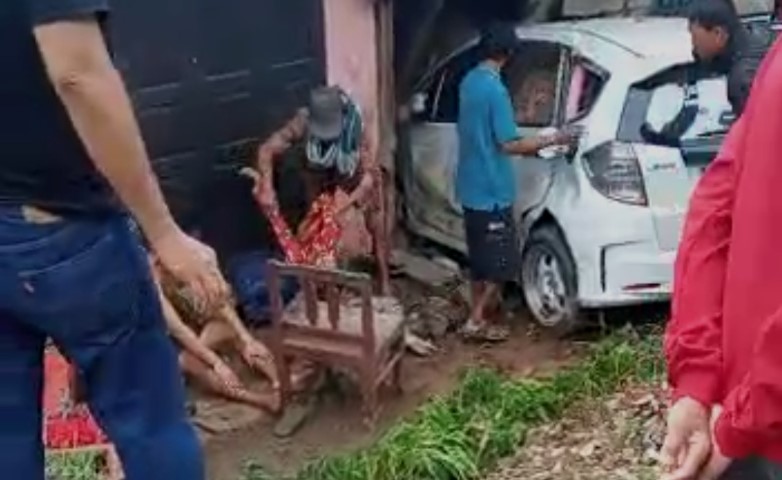 Honda Jazz Seruduk Kios Tiga Orang Tewas
