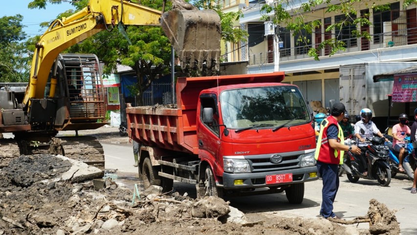 Satgas Pengendali Banjir Bongkar Teras Ruko
