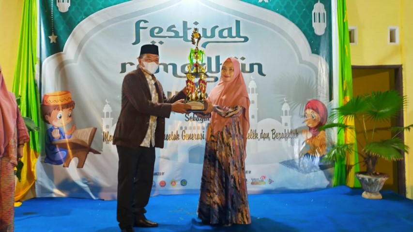 Andi Utta Serahkan Piala Bergilir