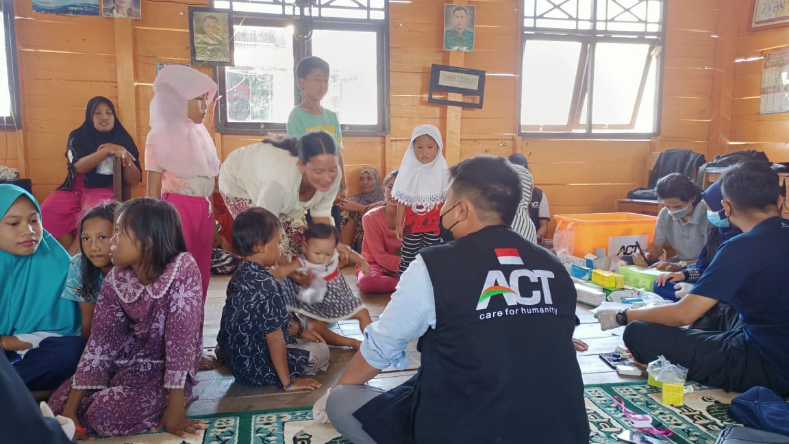 Warga Kampung Buttue Terima Layanan Kesehatan Gratis HMS ACT MRI Sulsel
