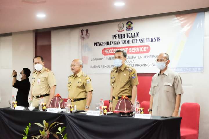 Bupati Buka Acara Pengembangan Excellent Service