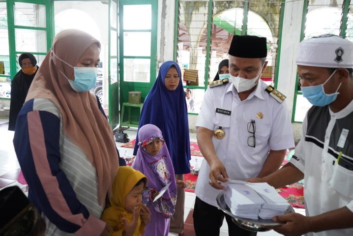 Bupati Lutim Santuni Anak Yatim