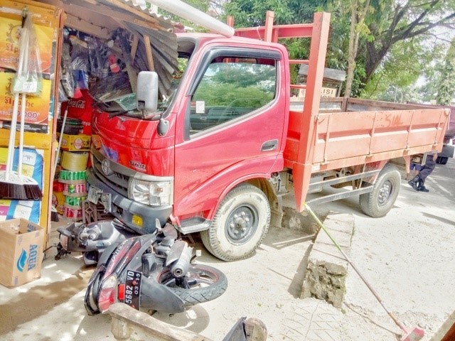 Truk Seruduk Kios Depan Mapolsek