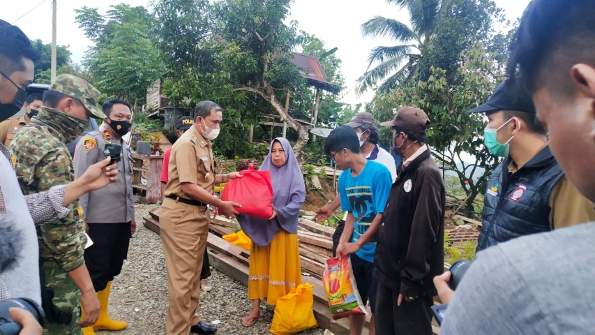 Amran Serahkan Bantuan Korban Banjir