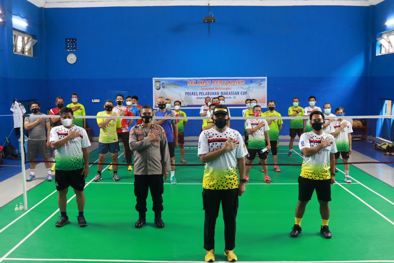 Menyambut Hari Bhayangkara 75, Polres Pelabuhan Makassar Gelar Turnamen Badminton