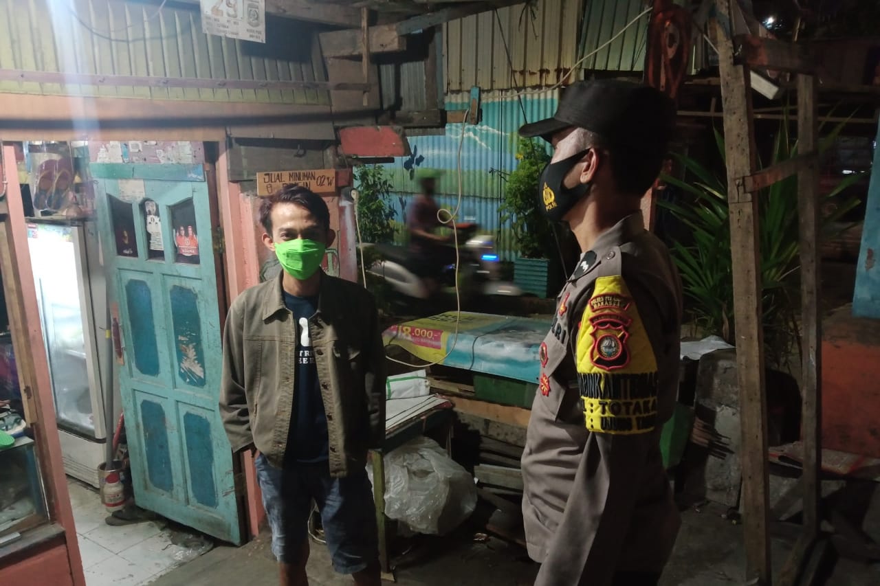 Blusukan di Pemukiman Warganya, Bhabinkamtibmas Totaka ingatkan Prokes