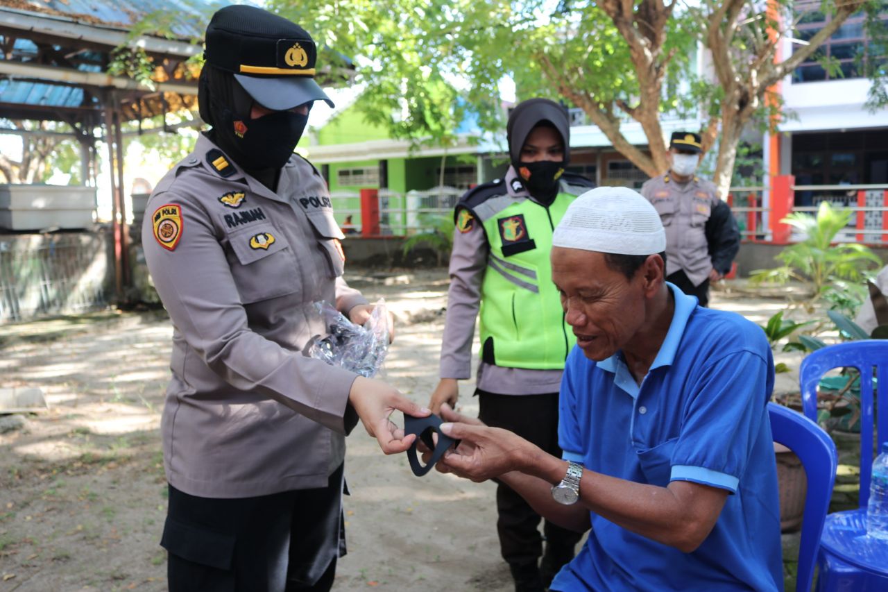 Personel Polres Pelabuhan Makassar Ajak Warga Patuhi Prokes