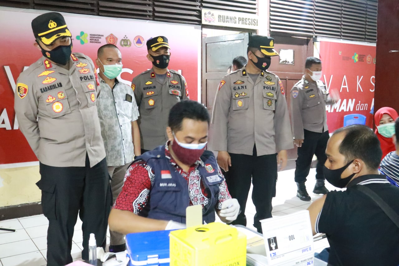 Polres Pelabuhan Makassar terus lakukan Vaksinasi Massal