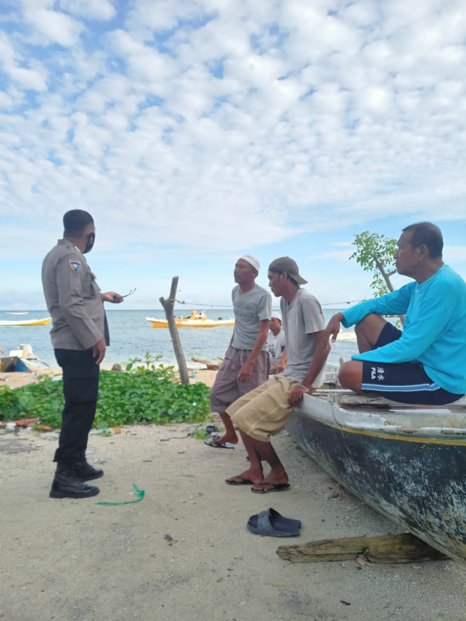 Bhabinkamtibmas Pulau Kodingareng Imbau Warganya Patuhi Prokes