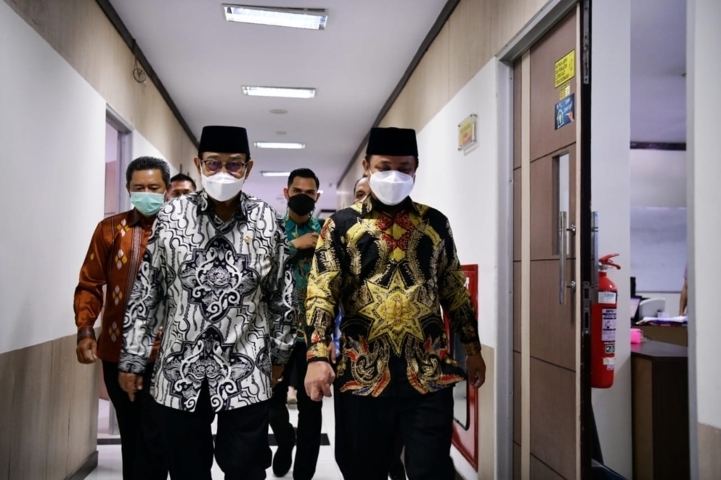 Andi Sudirman Sulaiman berjalan bersama anggota VI BPK RI