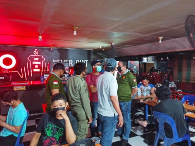 Satgas Kelurahan Tegur Pelaku Usaha