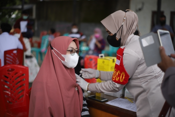 vaksinasi gratis untuk keluarga Polri dan Warga sekitar