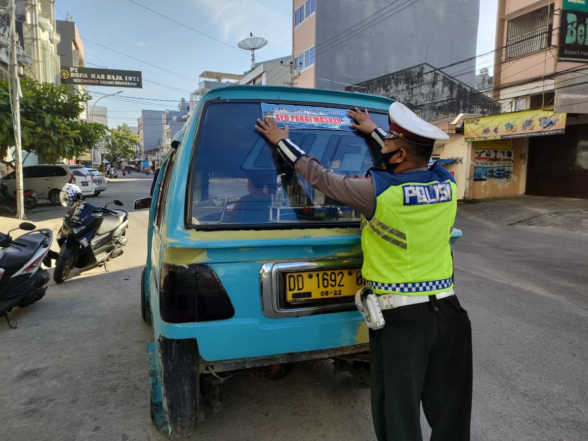 Tak kendor Imbau Prokes, Satlantas Polres Pelabuhan Makassar Bagikan dan Tempel Stiker ” Ayo Pakai Masker”