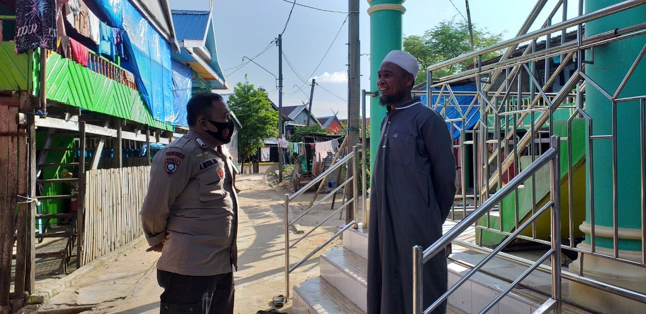 Sambangi Tokoh Masyarakat, Bhabinkamtibmas Pulau Barrang Caddi Beri Pesan Kamtibmas