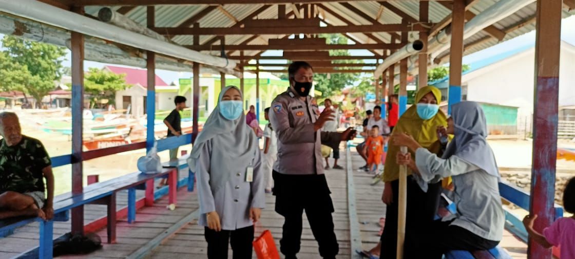 Sampaikan Prokes, Bhabinkamtibmas Pulau Kodingareng rutin berikan Imbauan Kepada Warga Pulau