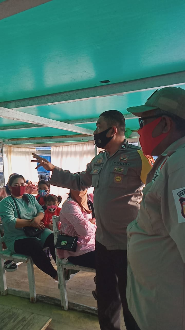 Perketat Penerapan Prokes, Bhabinkamtibmas Pulau Barrang Lompo rutin Imbau Warga di Dermaga