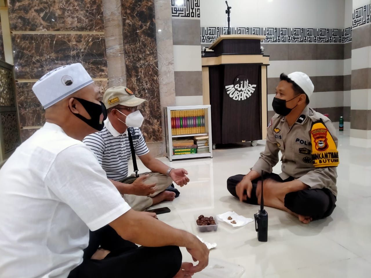 Silaturahmi Dengan Tokoh Agama, Bhabinkamtibmas Butung Sampaikan imbauan Kamtibmas dan Prokes
