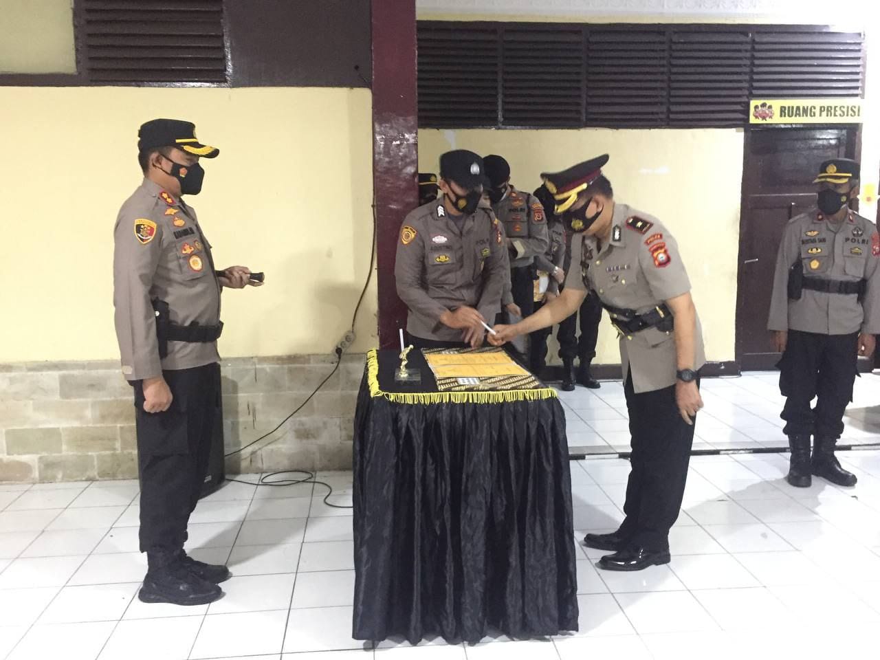 Kapolres AKBP Kadarislam Pimpin Setijab dua Kapolsek Polres Pelabuhan Makassar