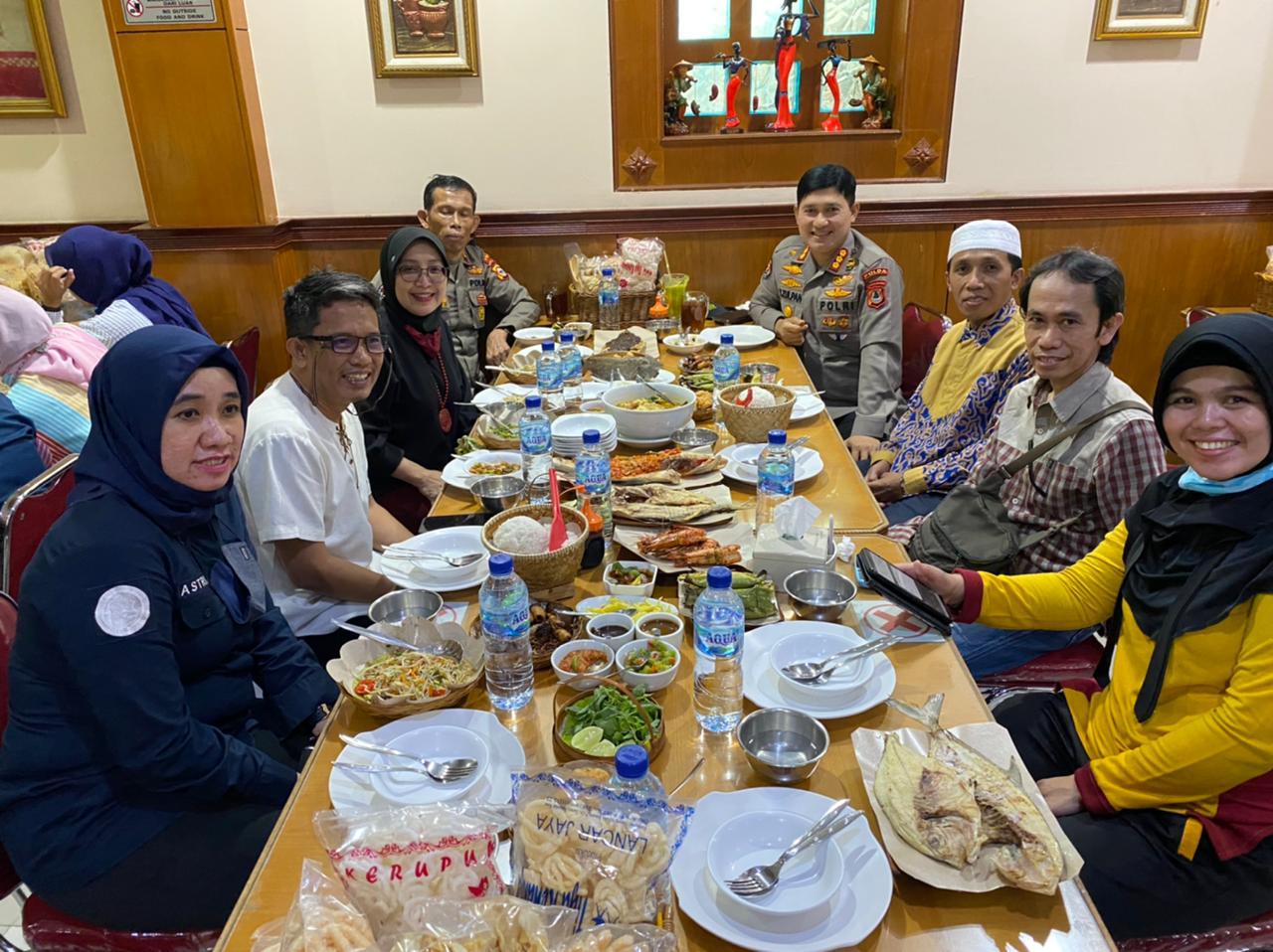 Kabid Humas Polda Sulsel Makan Siang Bareng Dengan Akademisi dan Tokoh Media