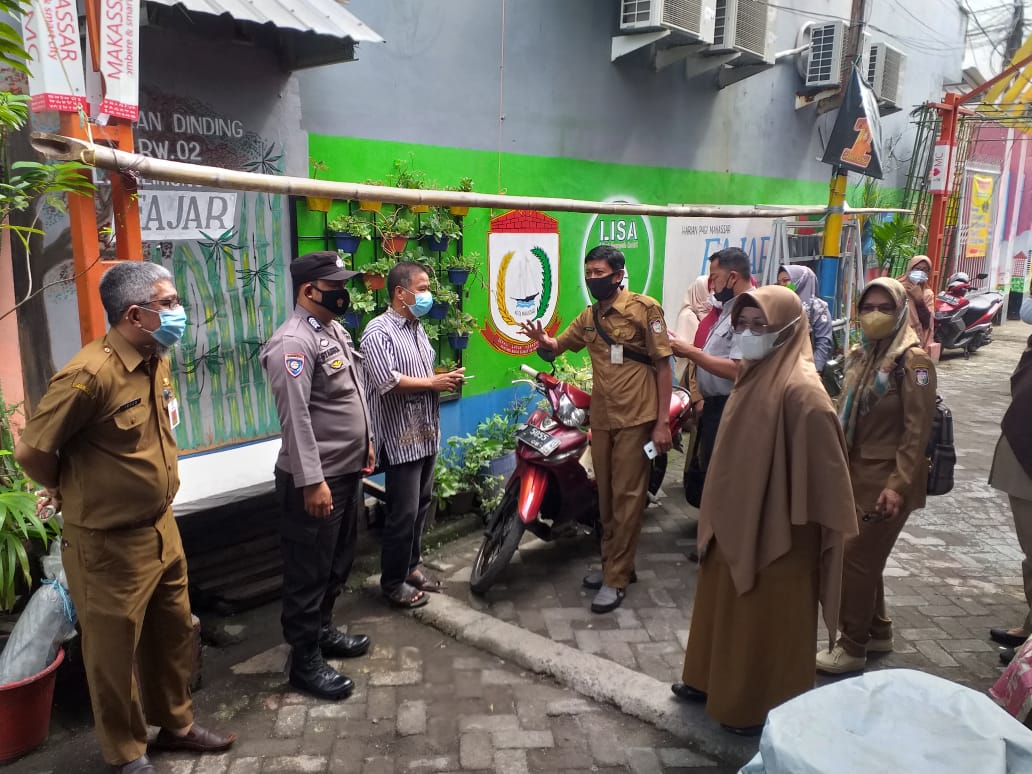 Bhabinkamtibmas bersama Staf Kelurahan Malimongan Tua Edukasi Warga