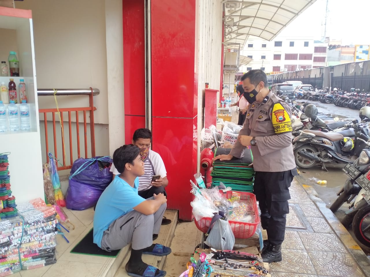 Agar Terapkan Protokol Kesehatan, Bhabinkamtibmas Ende Pantau Pasar Sentral