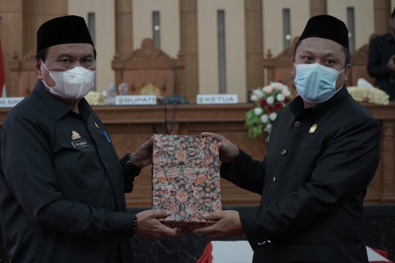 Pj Sekkab Serahkan Ranperda APBD