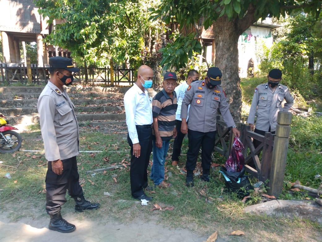 Orok Terbungkus Daster Depan Benteng Somba Opu