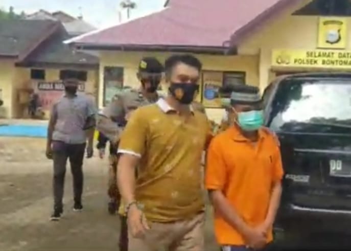 Parangi Sepupu Gegara Ayam Hilang