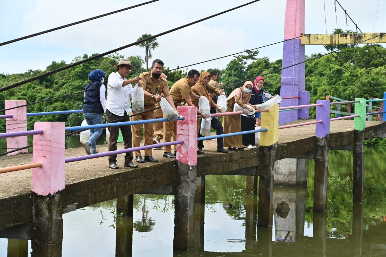 Disnakkan Tebar Ribuan Benih Ikan