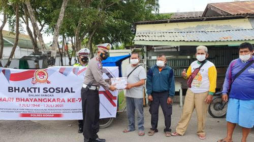 Satlantas Berbagi 250 Paket Sembako
