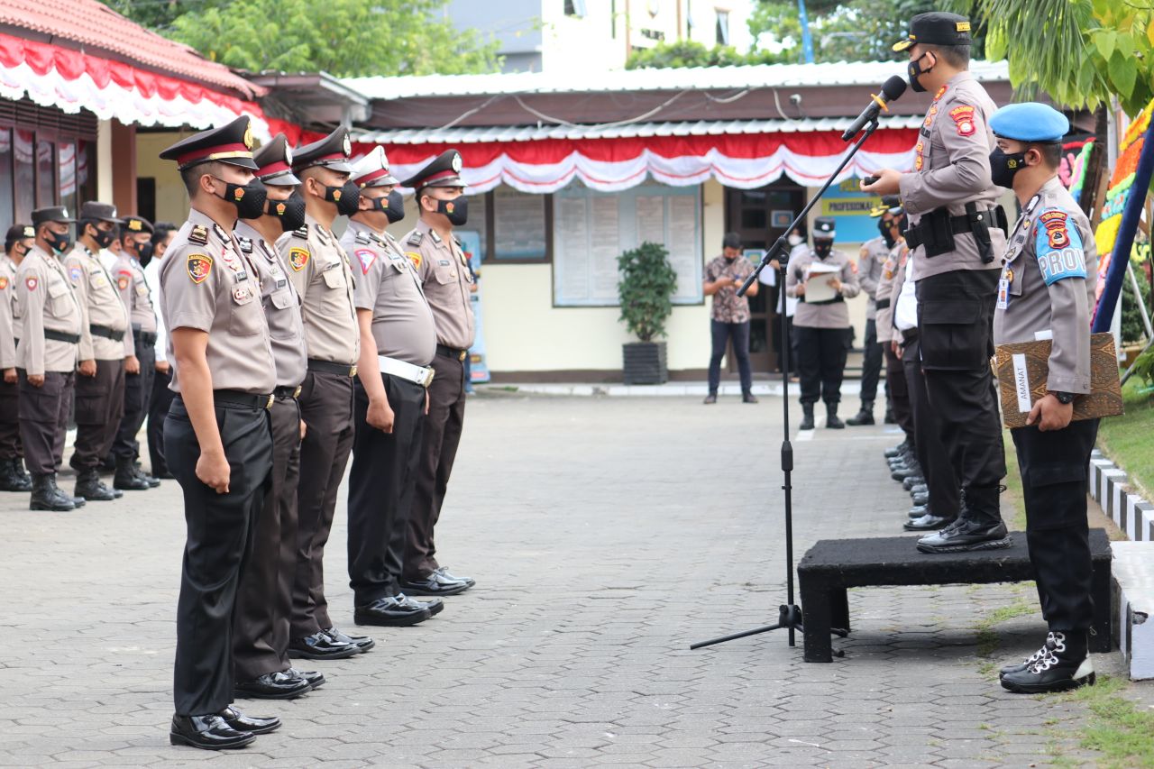 Pimpin Upacara Kenaikan Pangkat Personelnya, Ini Pesan Kapolres Pelabuhan Makassar