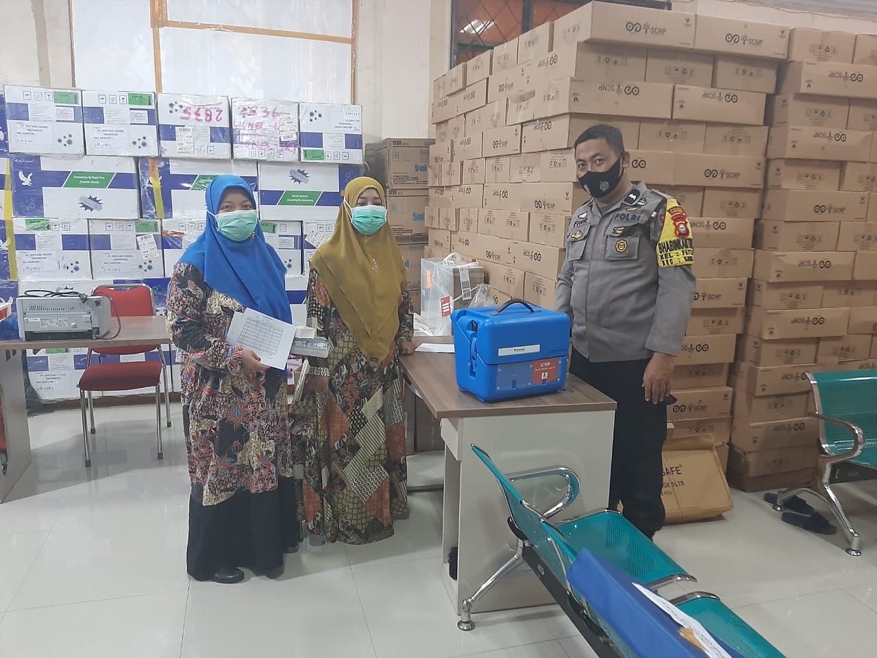 Sukseskan Vaksinasi Covid -19, Bhabinkamtibmas Pattingalloang Baru Kawal Vaksin