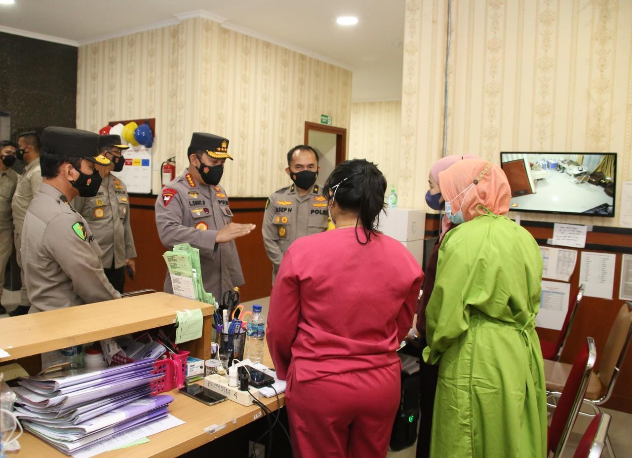 Kapolri Cek Pasien Covid-19 di RS Polri dan Berikan Bansos ke Nakes